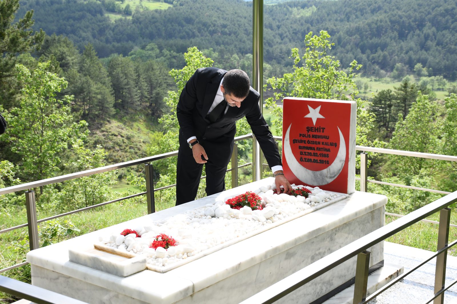 Şehit Şerife Özden Kalmış'ın kabrine vefa ziyareti